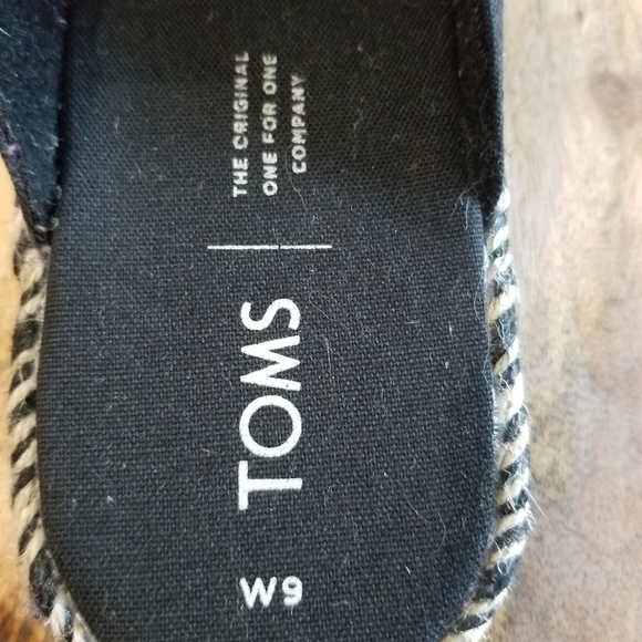 TOMS SLIP ONS- SIZE 9 - Picture 6 of 10